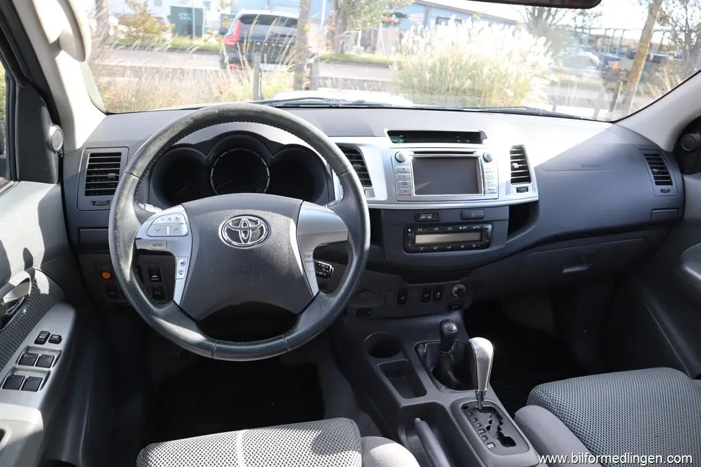 Toyota Hilux 3.0 D-4D 4x4 Double Cab 171hk Momsbil Aut 1 ägare Kåpa, bild 5 av 12