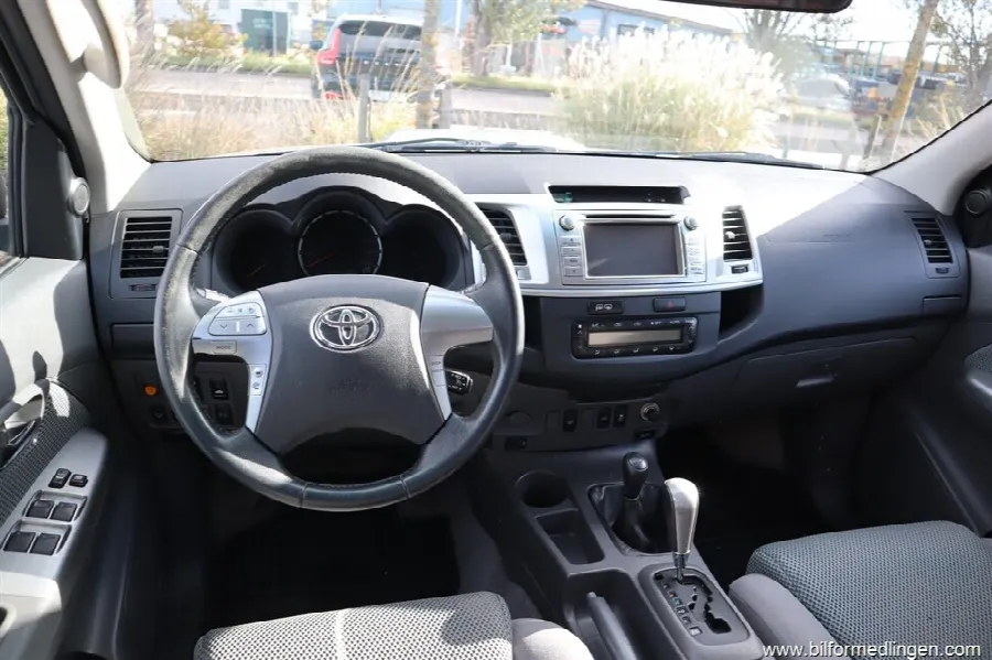 Toyota Hilux 3.0 D-4D 4x4 Double Cab 171hk Momsbil Aut 1 ägare Kåpa, bild 5 av 12