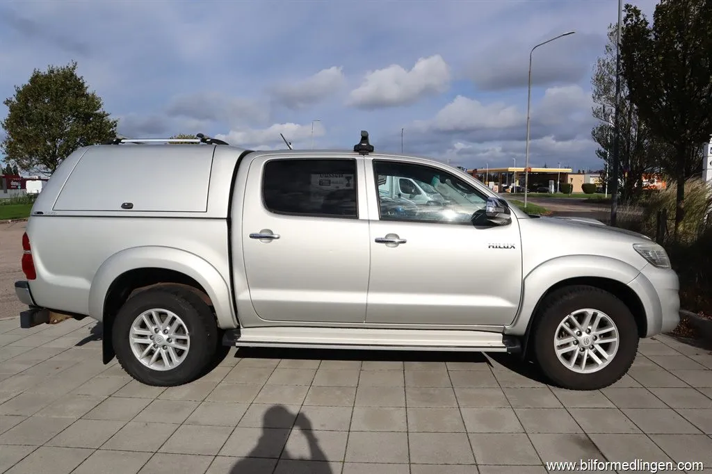 Toyota Hilux 3.0 D-4D 4x4 Double Cab 171hk Momsbil Aut 1 ägare Kåpa, bild 7 av 12