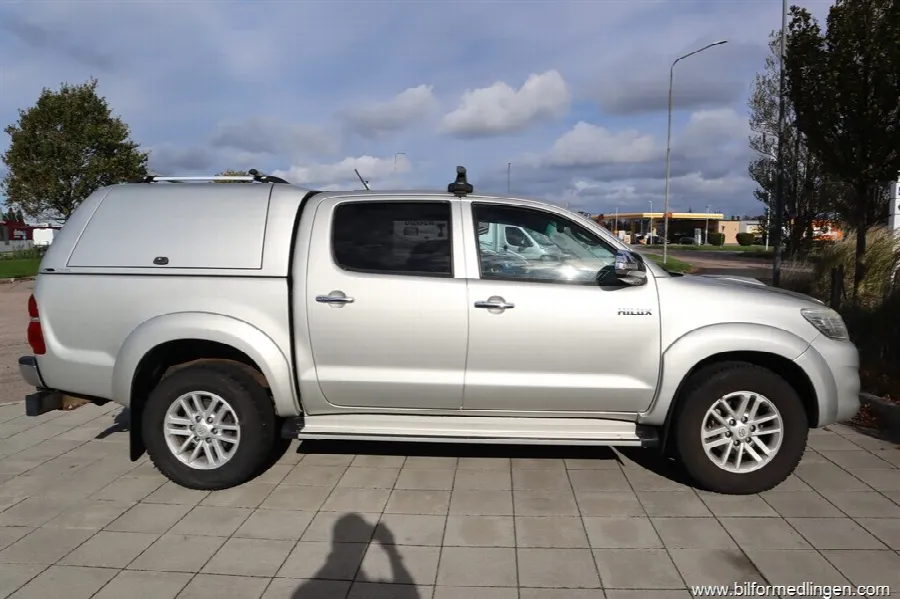 Toyota Hilux 3.0 D-4D 4x4 Double Cab 171hk Momsbil Aut 1 ägare Kåpa, bild 7 av 12