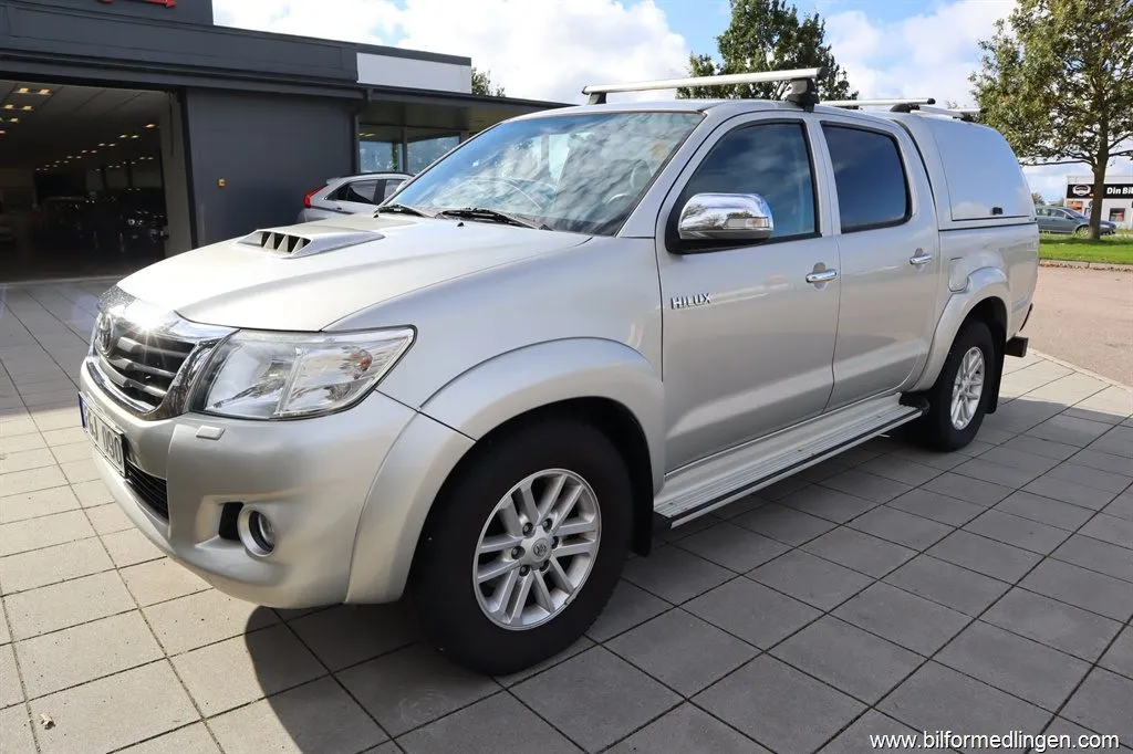 Toyota Hilux 3.0 D-4D 4x4 Double Cab 171hk Momsbil Aut 1 ägare Kåpa, bild 2 av 12