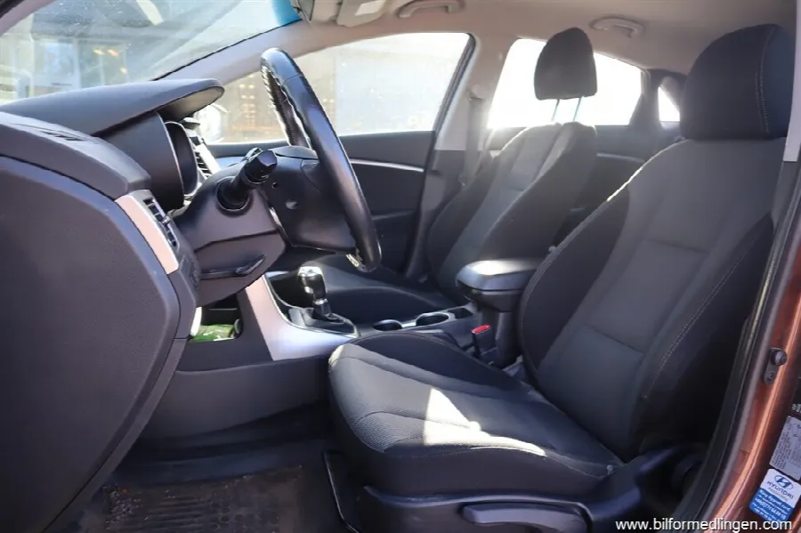 Hyundai i30 1.6 CRDi 5-door 110hk REP OBJEKT! Svensksåld, bild 4 av 12
