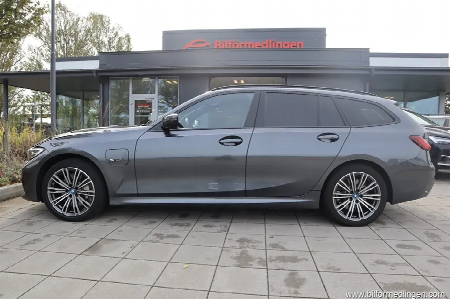 BMW 330 e xDrive Touring 292hk, bild 1 av 12