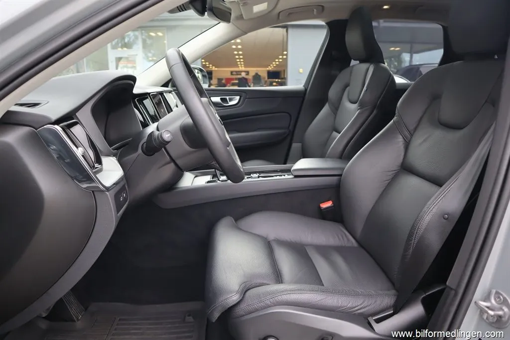 Volvo XC60 T6 2.0 Recharge AWD 350hk Aut Plus Dark edition 1 ägare Panorama mm, bild 3 av 12