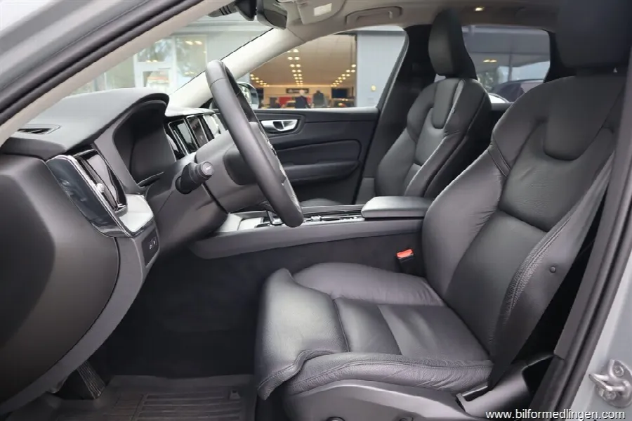 Volvo XC60 T6 2.0 Recharge AWD 350hk Aut Plus Dark edition 1 ägare Panorama mm, bild 3 av 12