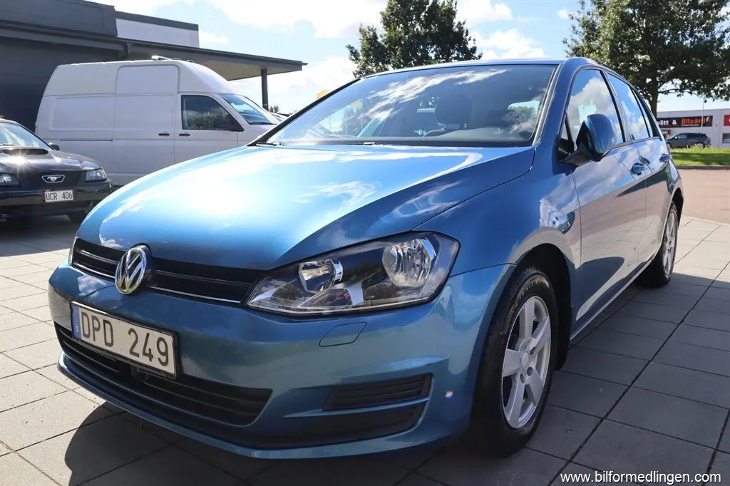 Volkswagen Golf 1.2 TSI BMT 5-door 105hk 1 ägare Dragkrok Svensksåld Backkamera, bild 2 av 12