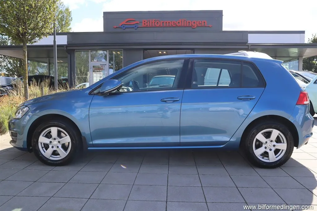 Volkswagen Golf 1.2 TSI BMT 5-door 105hk 1 ägare Dragkrok Svensksåld Backkamera, bild 1 av 12