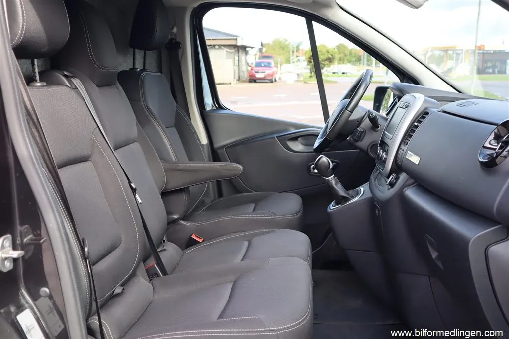Renault Trafic 2.0 Blue dCi 170 Van 2.9t 170hk 3 sits Navi Aut Racing spirit, bild 9 av 12