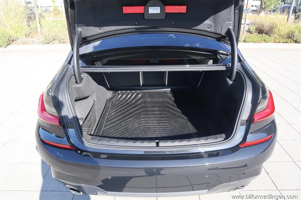 BMW 330 i xDrive 4-door Sedan 258hk M-Sport Navi Drag Svensksåld, bild 7 av 12