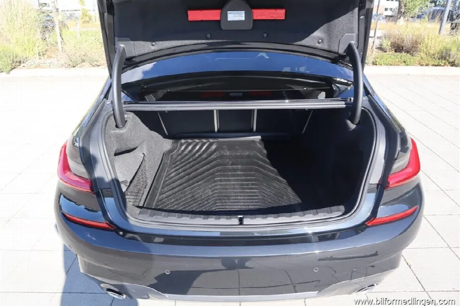BMW 330 i xDrive 4-door Sedan 258hk M-Sport Navi Drag Svensksåld, bild 7 av 12