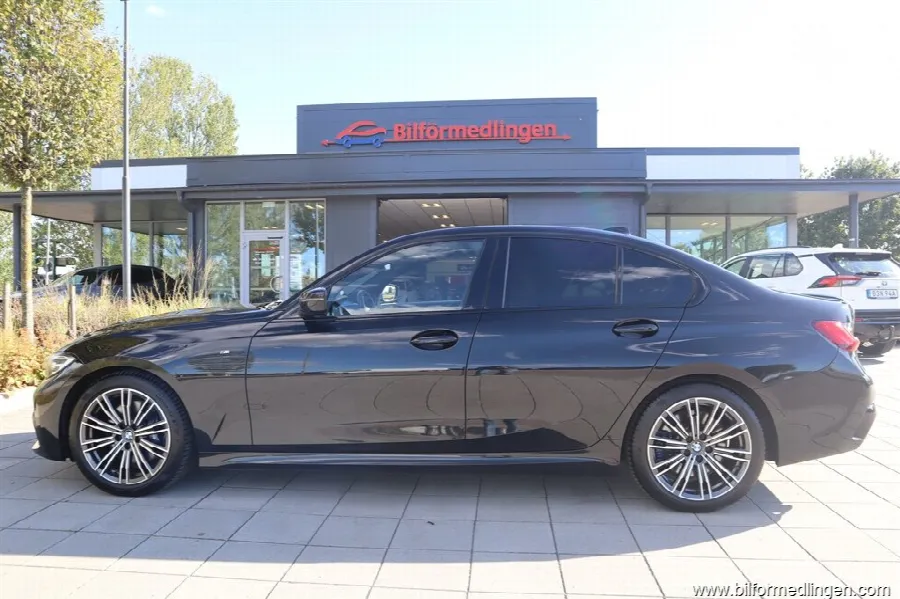 BMW 330 i xDrive 4-door Sedan 258hk M-Sport Navi Drag Svensksåld, bild 1 av 12