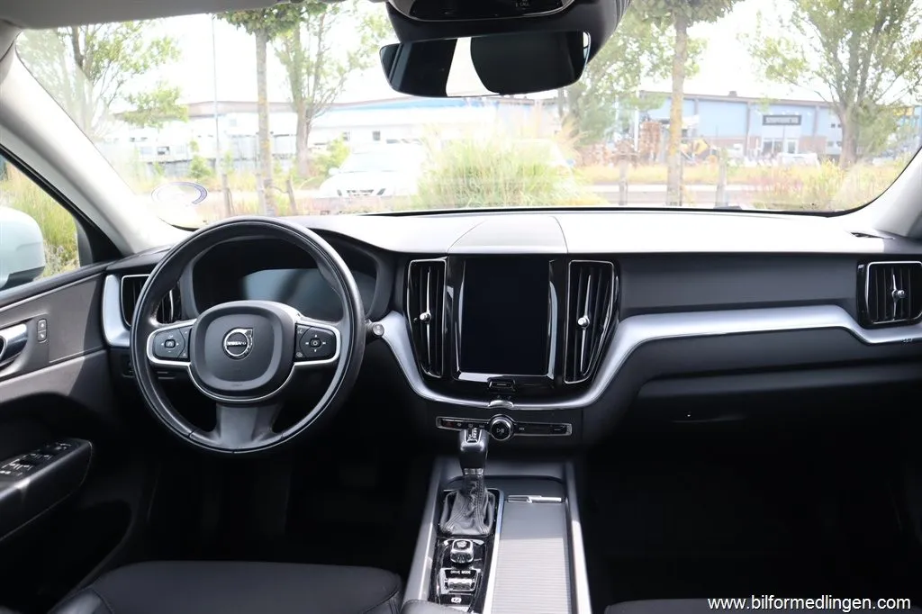 Volvo XC60 T5 AWD 250hk Momentum Advanced Geartronic Navi S, bild 5 av 12