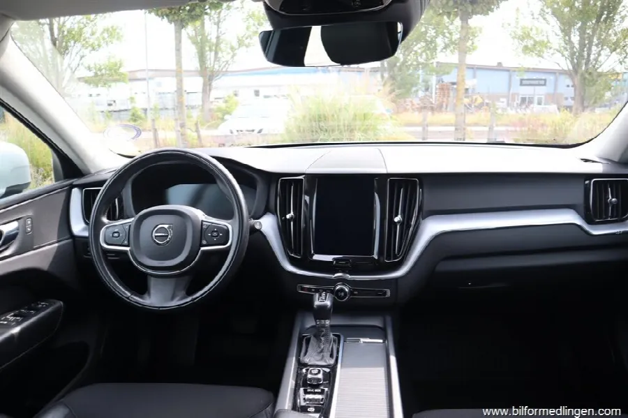 Volvo XC60 T5 AWD 250hk Momentum Advanced Geartronic Navi S, bild 5 av 12
