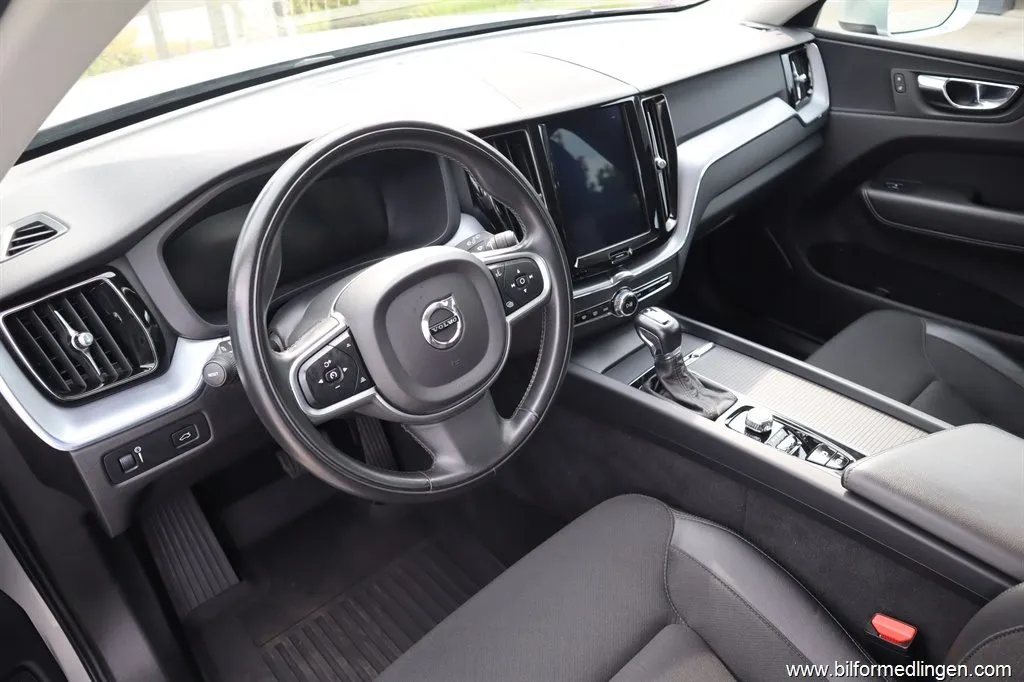 Volvo XC60 T5 AWD 250hk Momentum Advanced Geartronic Navi S, bild 8 av 12