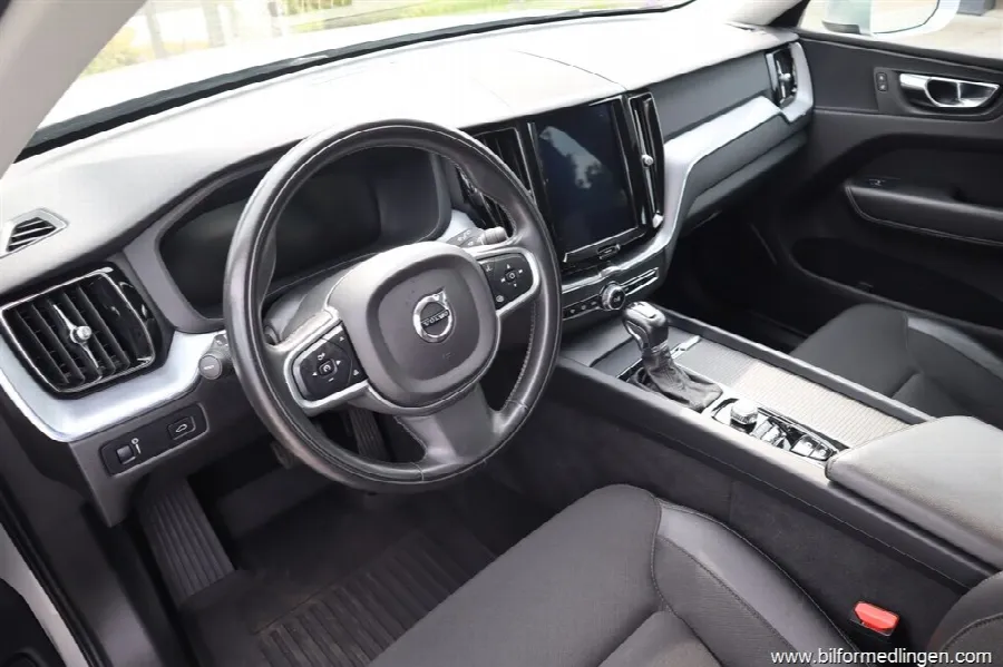 Volvo XC60 T5 AWD 250hk Momentum Advanced Geartronic Navi S, bild 8 av 12