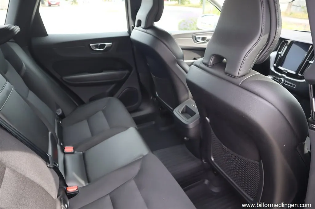 Volvo XC60 T5 AWD 250hk Momentum Advanced Geartronic Navi S, bild 6 av 12