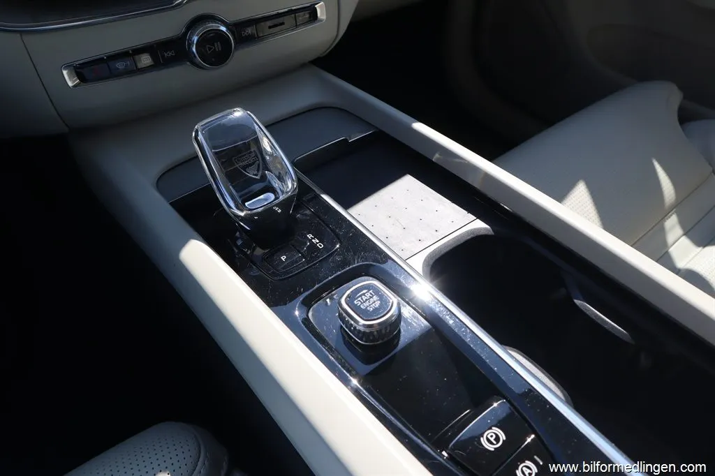 Volvo XC60 Recharge T6 AWD 350hk Aut Plug-in Momsbil Ultimate Bright Bowers/Wilk, bild 12 av 12