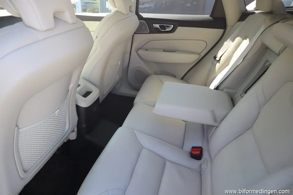 Volvo XC60 Recharge T6 AWD 350hk Aut Plug-in Momsbil Ultimate Bright Bowers/Wilk, bild 9 av 12