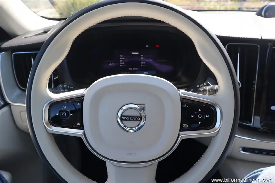 Volvo XC60 Recharge T6 AWD 350hk Aut Plug-in Momsbil Ultimate Bright Bowers/Wilk, bild 11 av 12