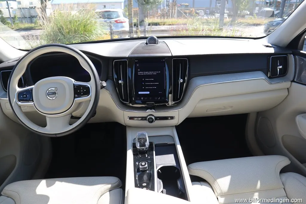 Volvo XC60 Recharge T6 AWD 350hk Aut Plug-in Momsbil Ultimate Bright Bowers/Wilk, bild 8 av 12