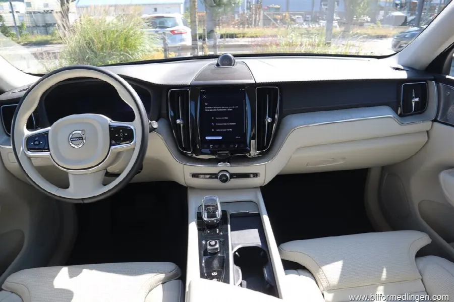 Volvo XC60 Recharge T6 AWD 350hk Aut Plug-in Momsbil Ultimate Bright Bowers/Wilk, bild 8 av 12