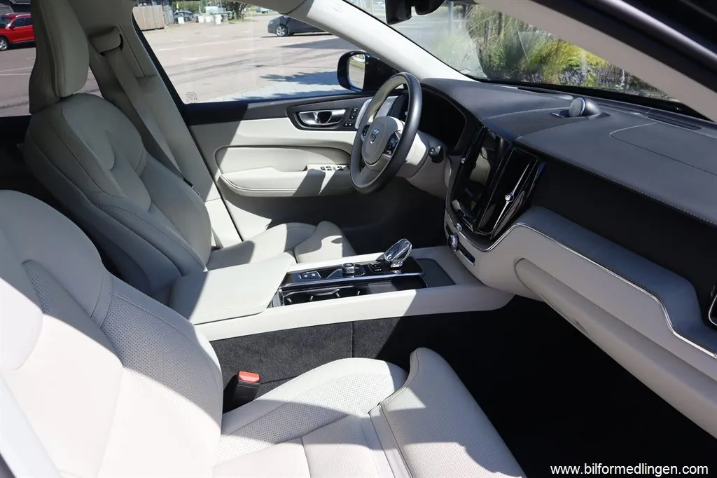Volvo XC60 Recharge T6 AWD 350hk Aut Plug-in Momsbil Ultimate Bright Bowers/Wilk, bild 6 av 12