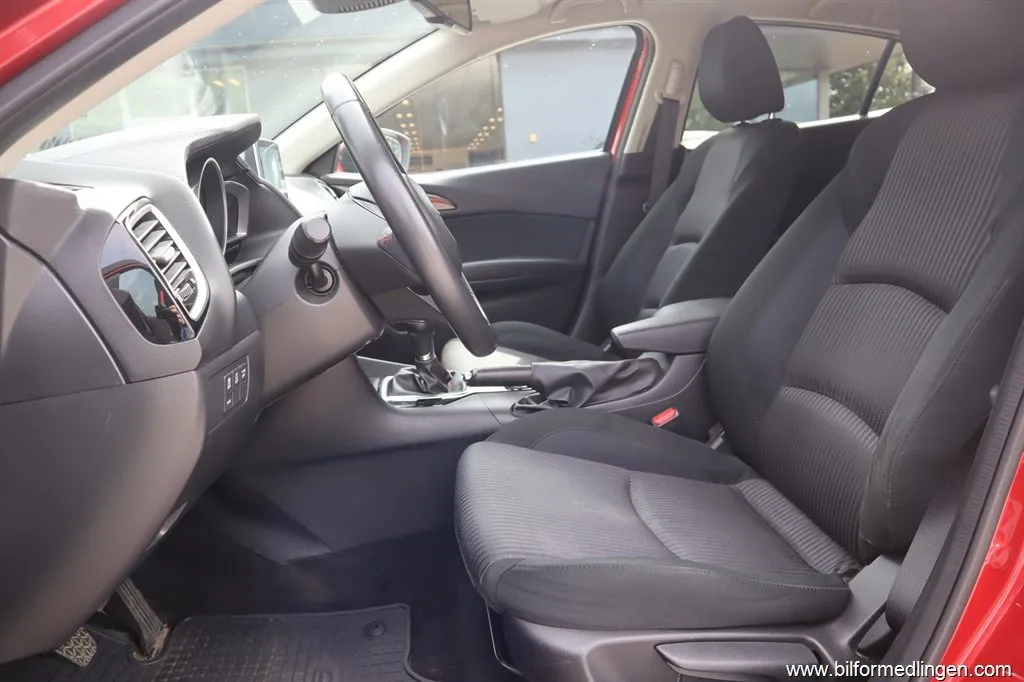 Mazda 3 2.2 SKYACTIV-D Sport 150hk Svensksåld, bild 4 av 12