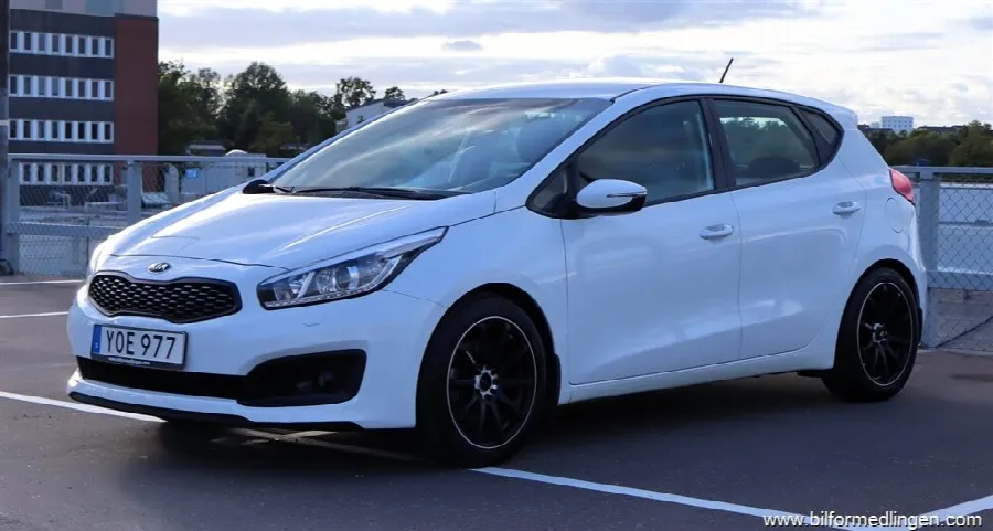 Kia Cee´d 1.6 GDI Automat Drag S/V-hjul Endast 5600 mil, bild 1 av 12