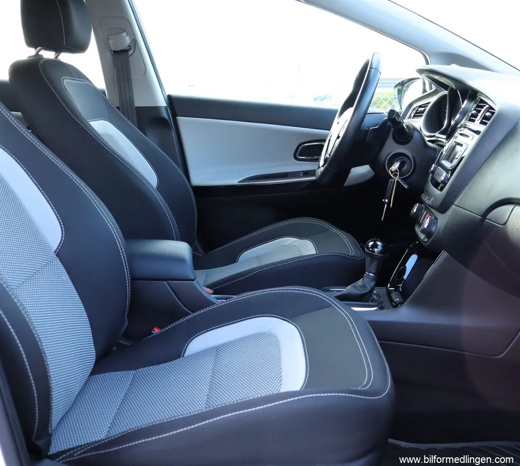 Kia Cee´d 1.6 GDI Automat Drag S/V-hjul Endast 5600 mil, bild 7 av 12