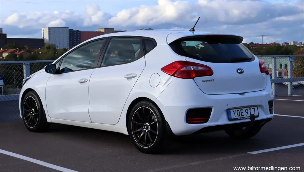 Kia Cee´d 1.6 GDI Automat Drag S/V-hjul Endast 5600 mil, bild 3 av 12