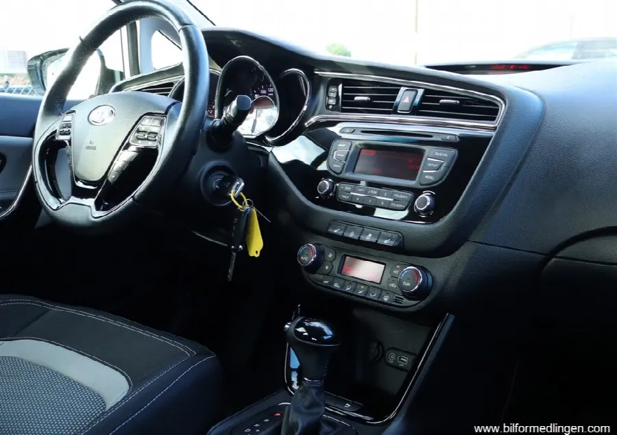 Kia Cee´d 1.6 GDI Automat Drag S/V-hjul Endast 5600 mil, bild 10 av 12
