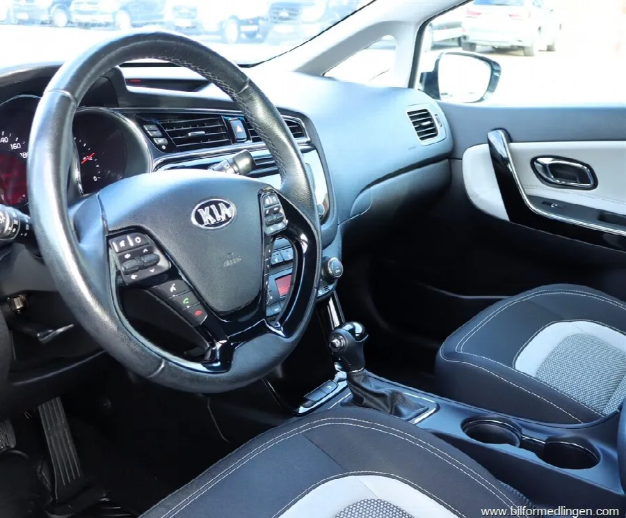 Kia Cee´d 1.6 GDI Automat Drag S/V-hjul Endast 5600 mil, bild 6 av 12