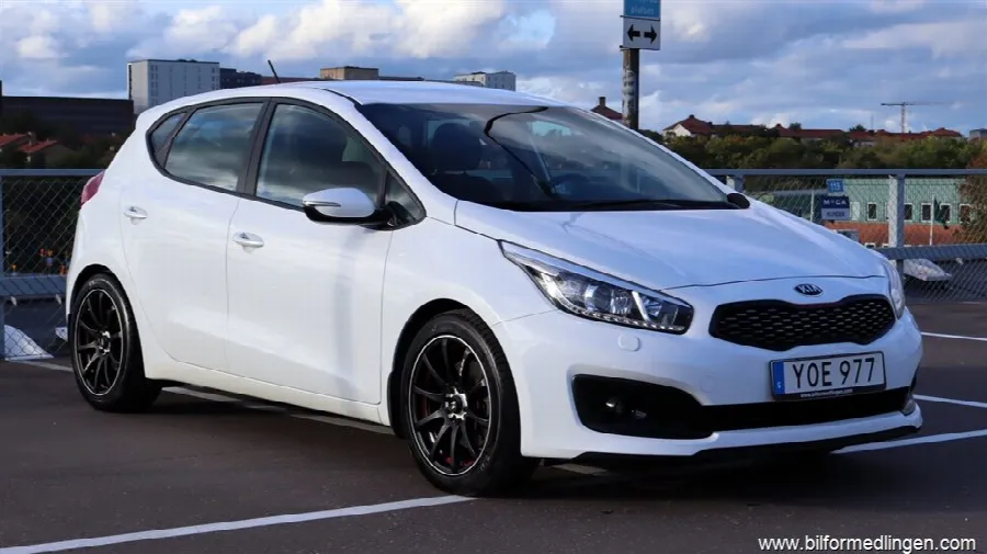 Kia Cee´d 1.6 GDI Automat Drag S/V-hjul Endast 5600 mil, bild 2 av 12
