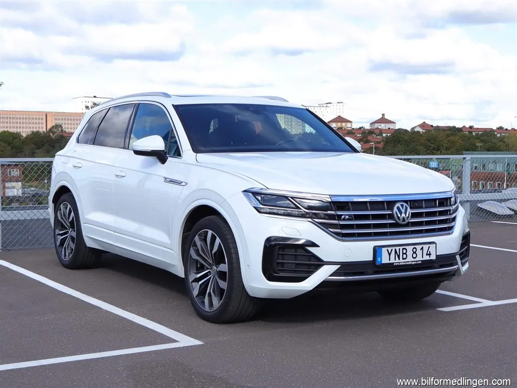 Volkswagen Touareg V6 TDI 4Motion 286hk R-line, Pano, HUD, Dynaudio, bild 2 av 12