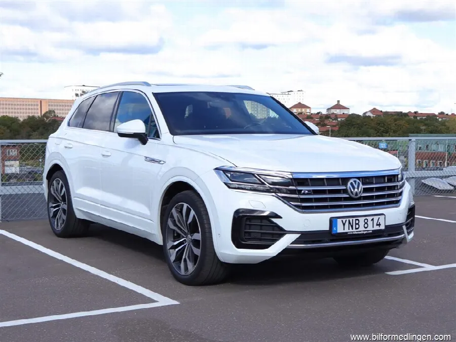 Volkswagen Touareg V6 TDI 4Motion 286hk R-line, Pano, HUD, Dynaudio, bild 2 av 12
