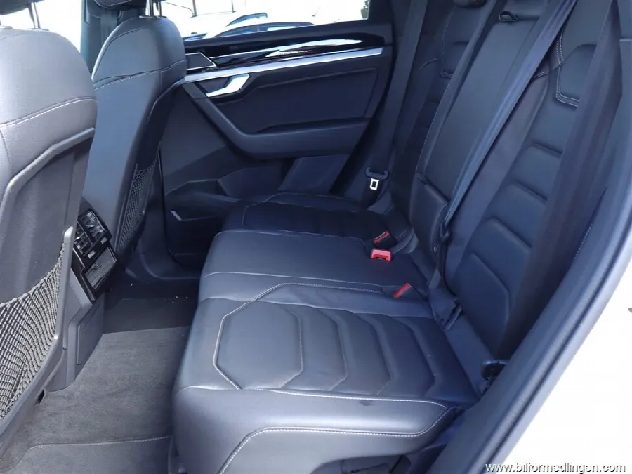 Volkswagen Touareg V6 TDI 4Motion 286hk R-line, Pano, HUD, Dynaudio, bild 9 av 12
