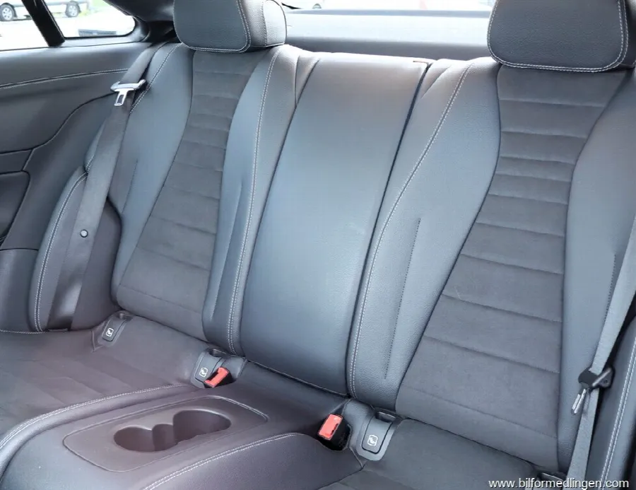 Mercedes-Benz E 220 d 4Matic Coupé AMG Pano S/V-hjul, bild 8 av 12