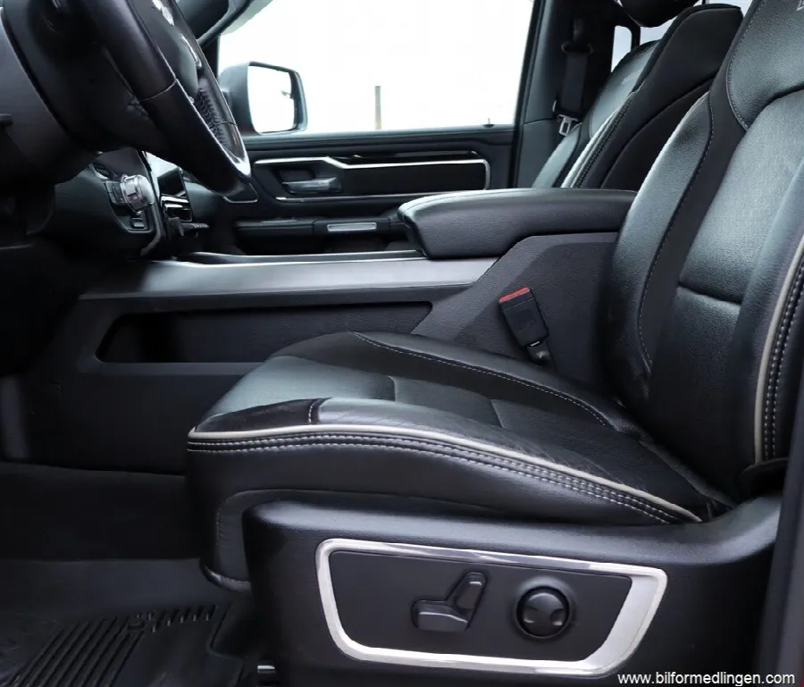 Dodge Ram 5.7 V8 HEMI Laramie Night Edition 4x4 S/V-hjul, bild 12 av 12