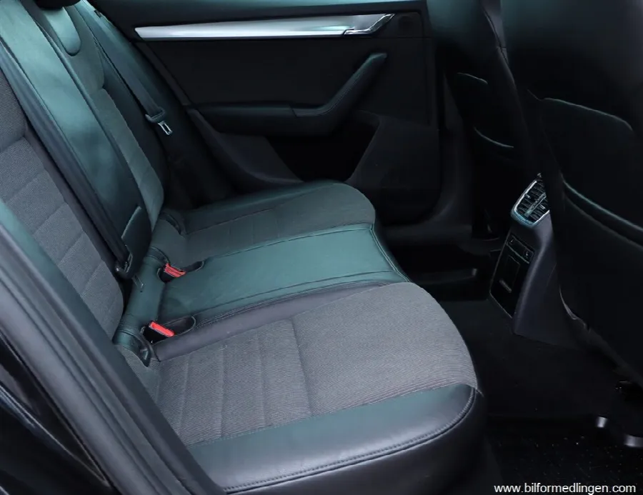 Skoda Octavia Combi 2.0 TDI Aut S/V-hjul Nybytt kamrem, bild 7 av 12