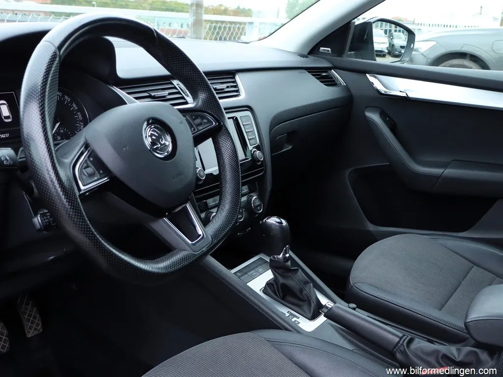 Skoda Octavia Combi 2.0 TDI Aut S/V-hjul Nybytt kamrem, bild 9 av 12