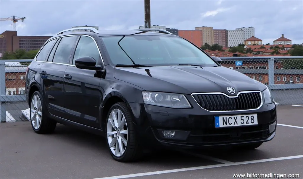Skoda Octavia Combi 2.0 TDI Aut S/V-hjul Nybytt kamrem, bild 1 av 12
