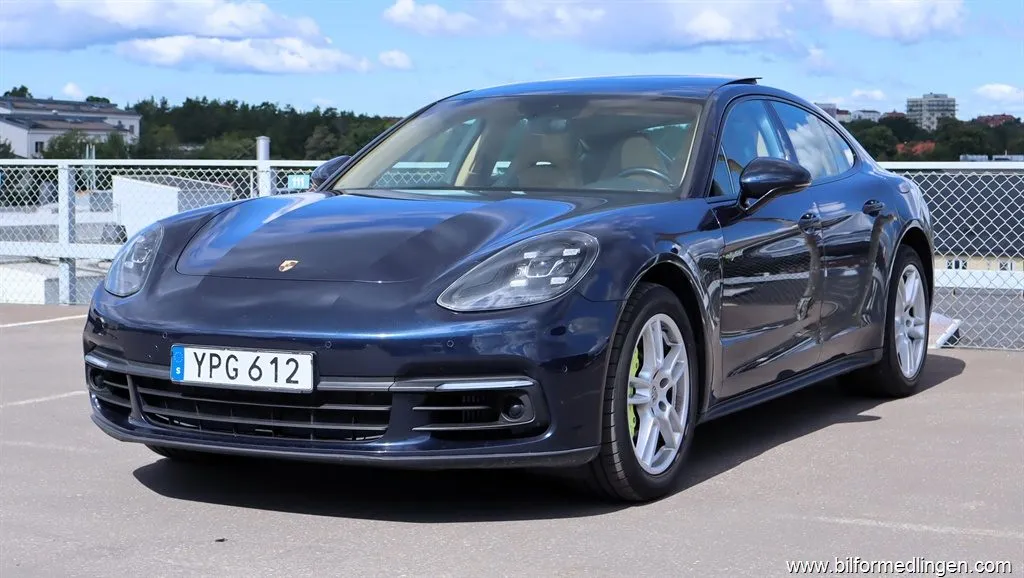 Porsche Panamera 4 4 E-Hybrid 462hk Panorama S/V-hjul Svensksåld, bild 2 av 12