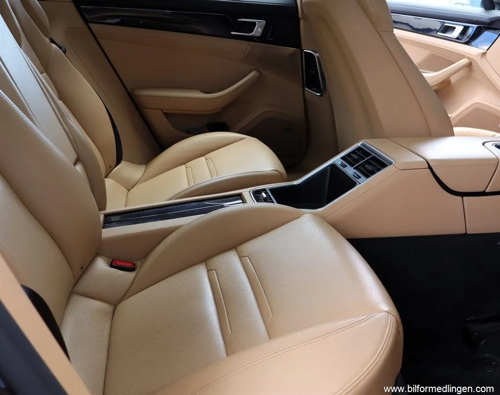 Porsche Panamera 4 4 E-Hybrid 462hk Panorama S/V-hjul Svensksåld, bild 12 av 12