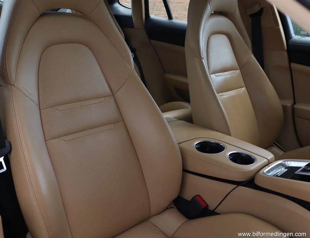 Porsche Panamera 4 4 E-Hybrid 462hk Panorama S/V-hjul Svensksåld, bild 6 av 12