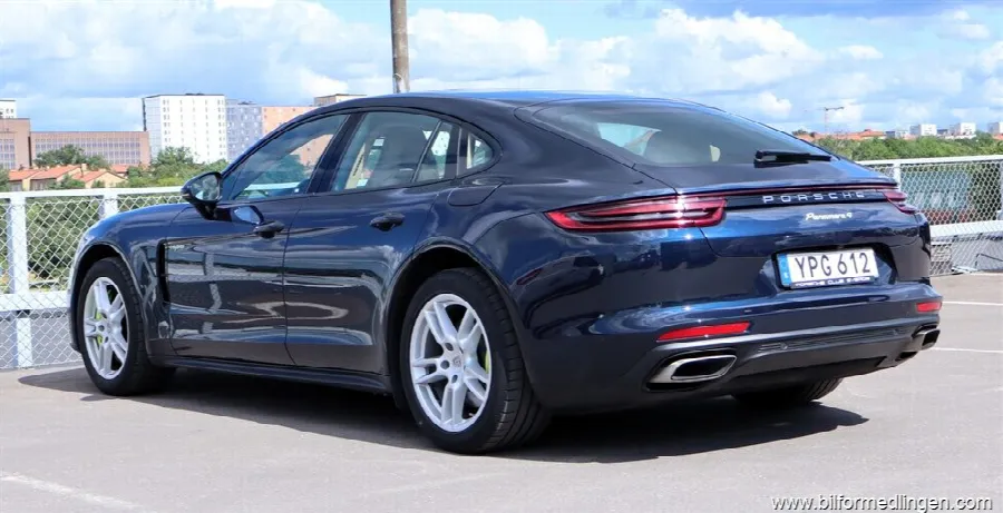Porsche Panamera 4 4 E-Hybrid 462hk Panorama S/V-hjul Svensksåld, bild 4 av 12