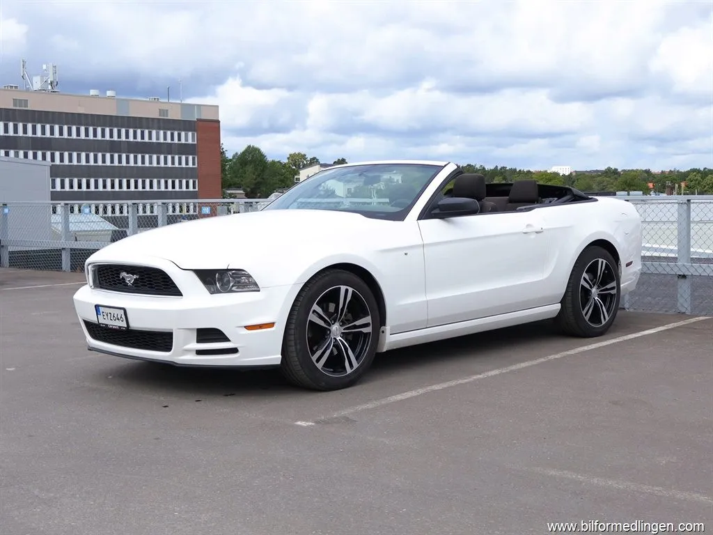 Ford Mustang V6 Cab 305hk, bild 1 av 12