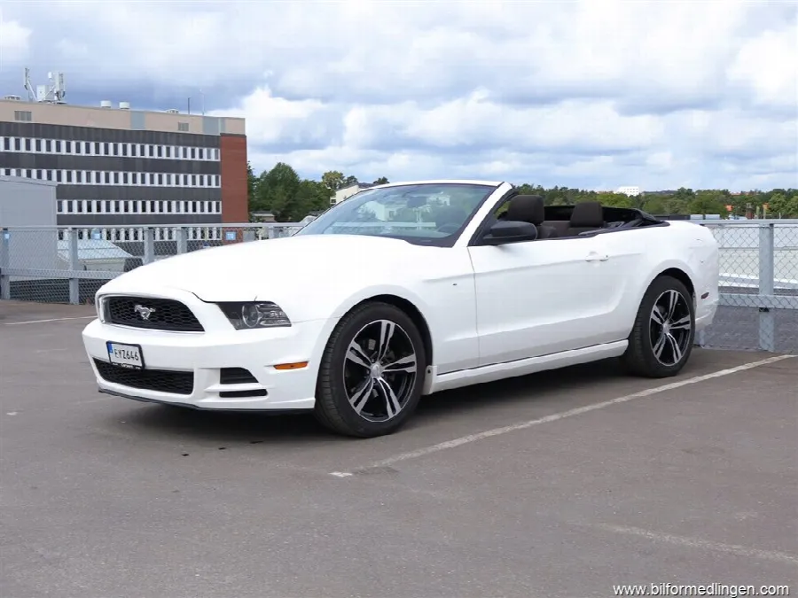 Ford Mustang V6 Cab 305hk, bild 1 av 12