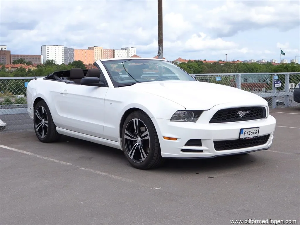 Ford Mustang V6 Cab 305hk, bild 2 av 12