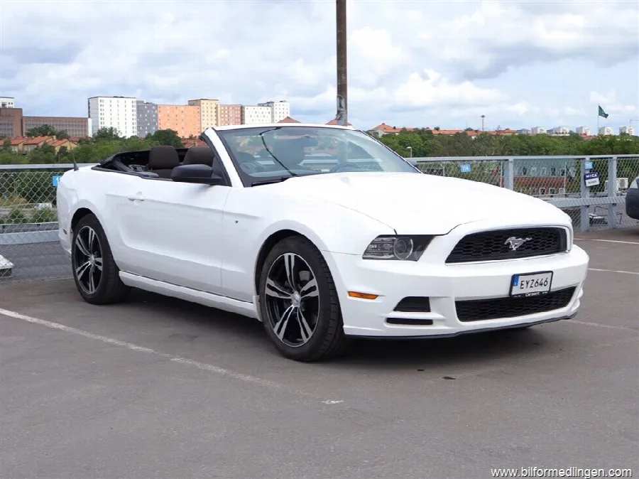Ford Mustang V6 Cab 305hk, bild 2 av 12