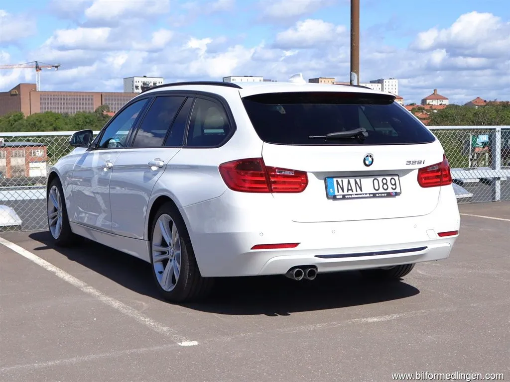 BMW 328 i Touring Sport Line Automat S/V-hjul GPS Drag, bild 3 av 12